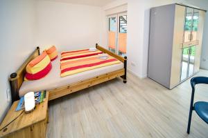 1 dormitorio con cama de madera y suelo de madera en Fewo Usedom Peene Idyll, en Wolgast