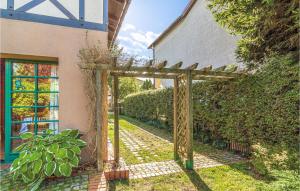 un arco de madera frente a un edificio en Holiday Home Rowy Ul Bukowa, en Rowy 23 fotos más