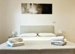 ein Schlafzimmer mit einem Bett mit Handtüchern darauf in der Unterkunft MINIAPART VICO V in Bari