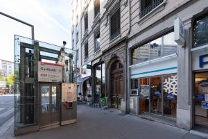 een lege straat in een stad met gebouwen bij Le Dandy - Grand T3 au pied du métro Garibaldi in Lyon