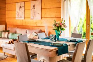 comedor con mesa con sillas y sofá en Villa Carmen, en Korzkiew