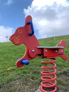 een speeltuin met een speelgoedpaard op een veld bij Deichgraf - Hedwig meine Perle in Hedwigenkoog