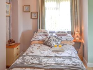 - une chambre avec un lit et un plateau dans l'établissement Marsh Bungalow, à Halvergate
