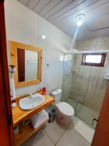 uma casa de banho com um lavatório, um WC e um chuveiro em Pousada Morada dos Sonhos em Urubici