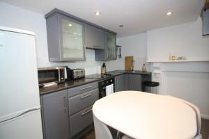 Well Appointed Garden Condo in Kensington Olympia廚房或簡易廚房