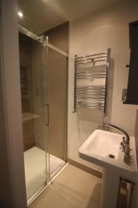 Well Appointed Garden Condo in Kensington Olympia衛浴 +9 張相片