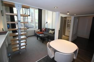 Well Appointed Garden Condo in Kensington Olympia休息區
