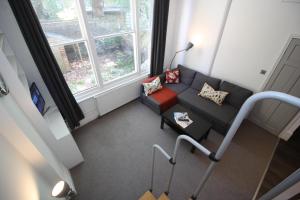 Well Appointed Garden Condo in Kensington Olympia休息區