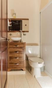 ein Bad mit einem WC und einem Waschbecken in der Unterkunft Hotel Nojoch che in Cobá