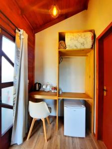 a desk and a chair in a small room at Pousada Morada dos Sonhos in Urubici