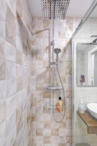 a bathroom with a shower and a sink at Apartamentos Menorá in Toledo