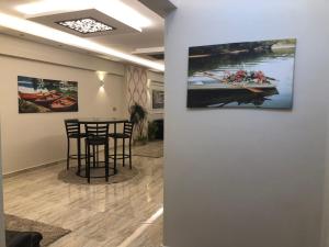 jadalnia ze stołem i obrazem na ścianie w obiekcie Budget Benefit Break w Aleksandrii