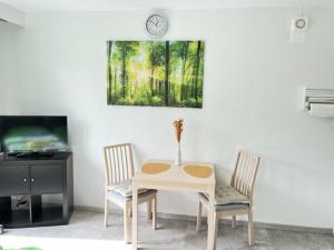 ein Esszimmer mit einem Tisch und 2 Stühlen in der Unterkunft Ruhiges und klimatisiertes Apartment in Stuttgart