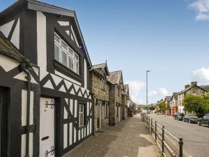 un edificio blanco y negro al lado de una calle en Bwthyn Llys machynlleth Old Court House en Machynlleth