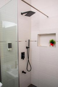 ห้องน้ำของ VINEWOOD SUITE+GYM, RHODABODE APT, NILE