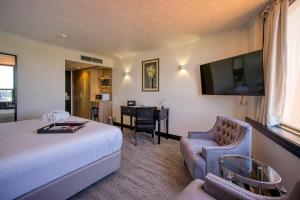 ein Hotelzimmer mit einem Bett, einem Stuhl und einem Schreibtisch in der Unterkunft Rydges Southbank Townsville in Townsville