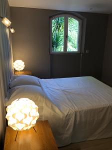 Un dormitorio con una cama grande y una ventana en Charmant appartement en rez de villa à Vence, en Vence
