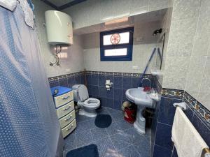 Phòng tắm tại شقة سوبر 3 غرف مطله علي قناة السويس بورسعيد 714 +31 ảnh