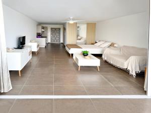 Postel nebo postele na pokoji v ubytování Top floor unit 520 ft2 - 48 m2 with stunning dominant view on ocean, St Barth, Orient Bay + 37 fotografií