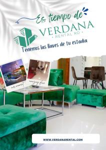 una habitación con muebles verdes y un letrero que lee es tempe de temena en Verdana SFM A2, en San Francisco de Macorís