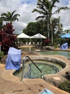 Πισίνα στο ή κοντά στο Partial Oceanview 1BR at Kiahuna Plantation Unit 311
