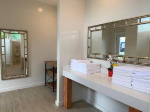 Ένα μπάνιο στο Partial Oceanview 1BR at Kiahuna Plantation Unit 311