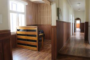 corridoio di una camera da letto con pavimento in legno di Hostal Ochen a Punta Arenas
