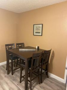 uma sala de jantar com uma mesa preta e cadeiras em Restful hangout em Bullhead City