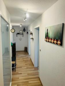 una habitación con un pasillo con una pintura en la pared en Ferienwohnung Bürgel Ebersbach Fils, en Ebersbach an der Fils