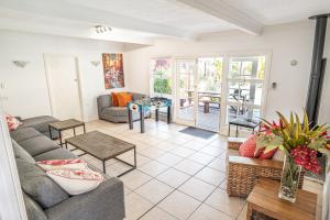 sala de estar con sofá y mesa en Hampton's House @ Southport - 3Bed Home+ Pool/BBQ en Gold Coast