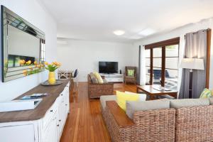 sala de estar con sofá y mesa en Hampton's House @ Southport - 3Bed Home+ Pool/BBQ en Gold Coast