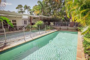 una piscina frente a una casa en Hampton's House @ Southport - 3Bed Home+ Pool/BBQ en Gold Coast