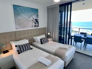 Una cama o camas en una habitación de Level 30 Oracle Tower 2 Stunning views and free parking - GC Getaways