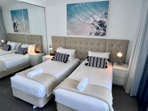 Una cama o camas en una habitación de Level 30 Oracle Tower 2 Stunning views and free parking - GC Getaways