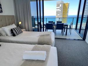 Un lugar para sentarse en Level 30 Oracle Tower 2 Stunning views and free parking - GC Getaways