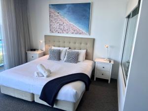 Una cama o camas en una habitación de Level 30 Oracle Tower 2 Stunning views and free parking - GC Getaways