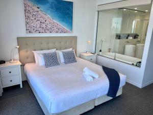 Una cama o camas en una habitación de Level 30 Oracle Tower 2 Stunning views and free parking - GC Getaways