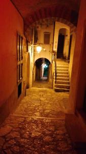 un callejón vacío con escaleras en un edificio antiguo en Mandevilla Home en Caiazzo