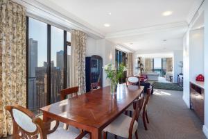 una sala da pranzo con tavolo e una grande finestra di Luxury Penthouse Apartment ad Auckland