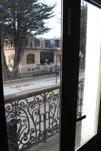 プンタ・アレナスにあるHostal Ochenの窓から建物の景色を望めます。