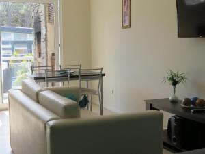 una sala de estar con un sofá y una mesa en Manzana Uno Mar de las Pampas, en Mar de las Pampas