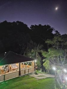 una casa con jardín por la noche en Casa Rural Na Serra, próxima de Cachoeiras e verde, en Santa Maria do Erval
