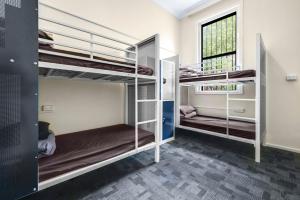 Postel nebo postele na pokoji v ubytování Mad Monkey Downtown