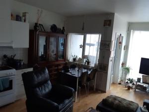 Shared apartment, Down Town Oslo, Osterhaus'gate 10 في أوسلو: مطبخ وغرفة معيشة مع طاولة وكراسي