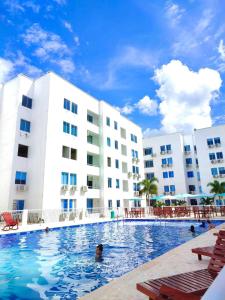 una piscina frente a un gran edificio en Coveñas campestre, en Coveñas