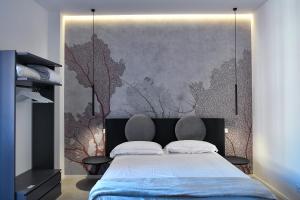 Dadà Suites في كاتانيا: غرفة نوم بسرير كبير وجدار