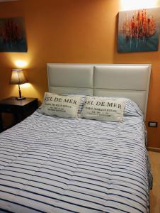 1 dormitorio con 1 cama con 2 almohadas en Casa En Gregores en Gobernador Gregores