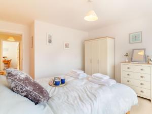 ein Schlafzimmer mit einem Bett mit Handtüchern darauf in der Unterkunft Stellas Retreat in Loddon