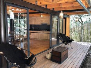 two birds are standing on a wooden deck at Chalet nordico enmedio del bosque in Mineral del Monte