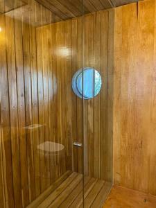 Ένα μπάνιο στο Chalet nordico enmedio del bosque